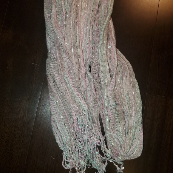 Le Chateau Scarf - Picture 13 of 13